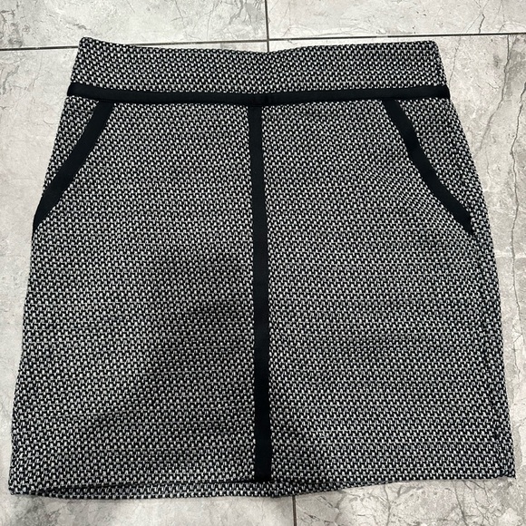 LOFT Monochrome Woven Skirt - Picture 1 of 3